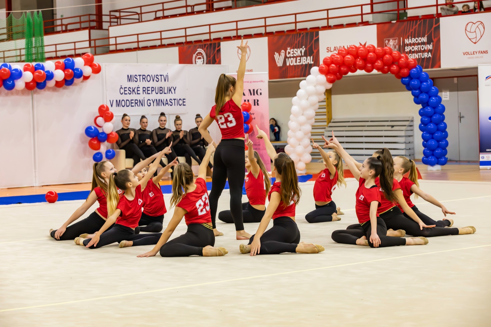 Gymnastka SK MG Dynamo Pardubice při cvičení se stuhou