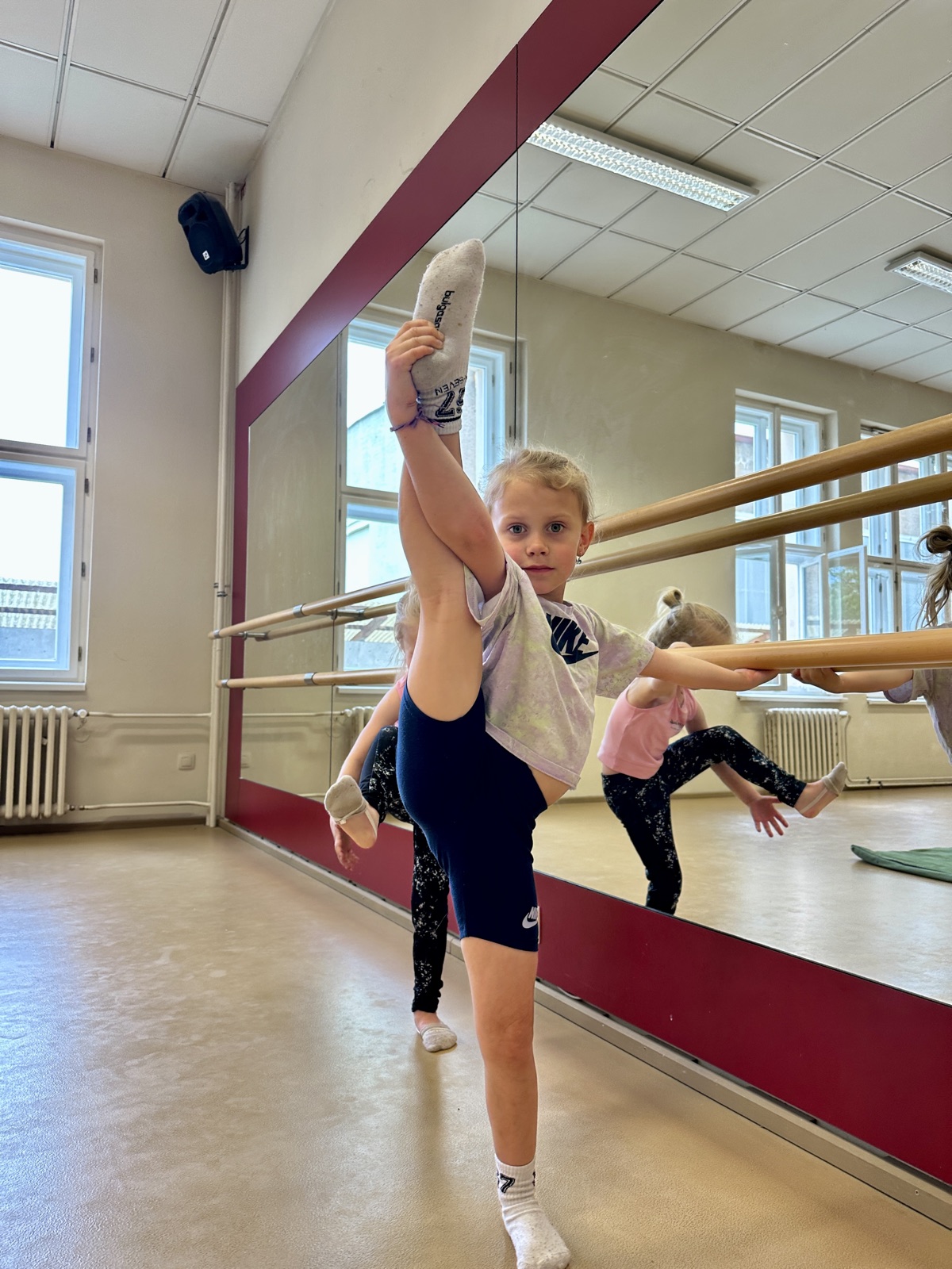 Gymnastka při sestavě s náčiním – moderní gymnastika Pardubice